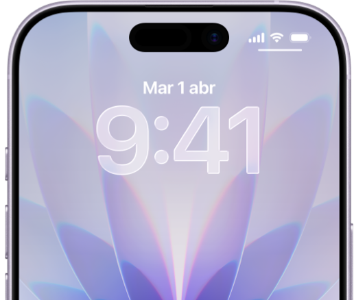 Un iPhone con varias prestaciones integradas de Apple a su alrededor.