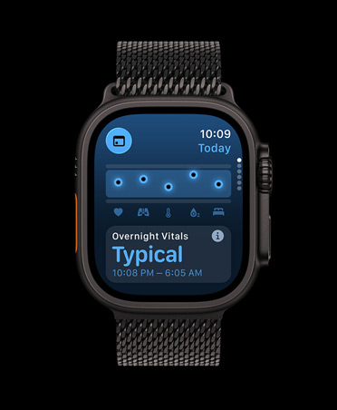 Apple Watch Ultra 3 med urkasse i sort titanium, appen Vitalparametre, diagram med sundhedsresultat, notifikation om afvigende natlige målinger og sort Milanorem