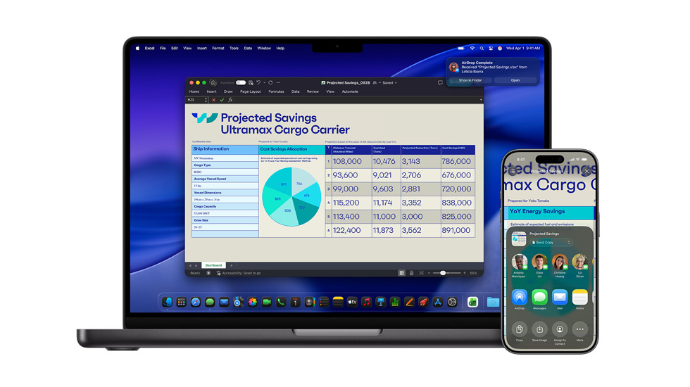 Ein Mac und ein iPhone zeigen ein Excel Dokument. Auf dem Mac wird der macOS Tahoe Bildschirmschoner im Hintergrund gezeigt.