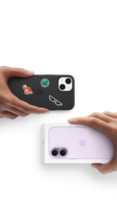 Zwei Hände tauschen ein Trade In Smartphone gegen ein neues, verpacktes iPhone 17.