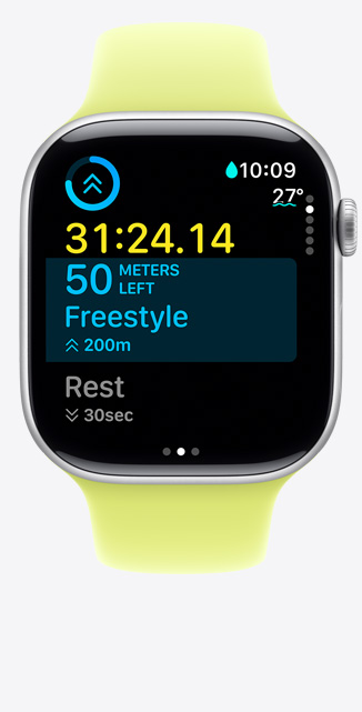 Apple Watch Series 11 ezüstszínű alumíniumtokkal, az egyéni edzés képernyőjén medencés úszás követése látszik, a kijelzőn mérőszámok, neonsárga sportszíj