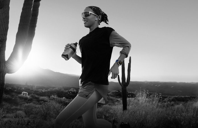 Workout Buddyが、砂漠のトレイルを走るランナーに言葉を送っている