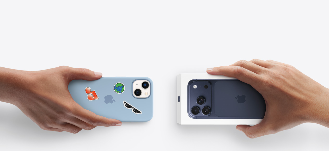 Una mano sostiene un iPhone 13 en una funda de silicón con stickers en la parte posterior simulando un canje con otra mano que, al lado, sostiene una caja con un nuevo iPhone 17 Pro