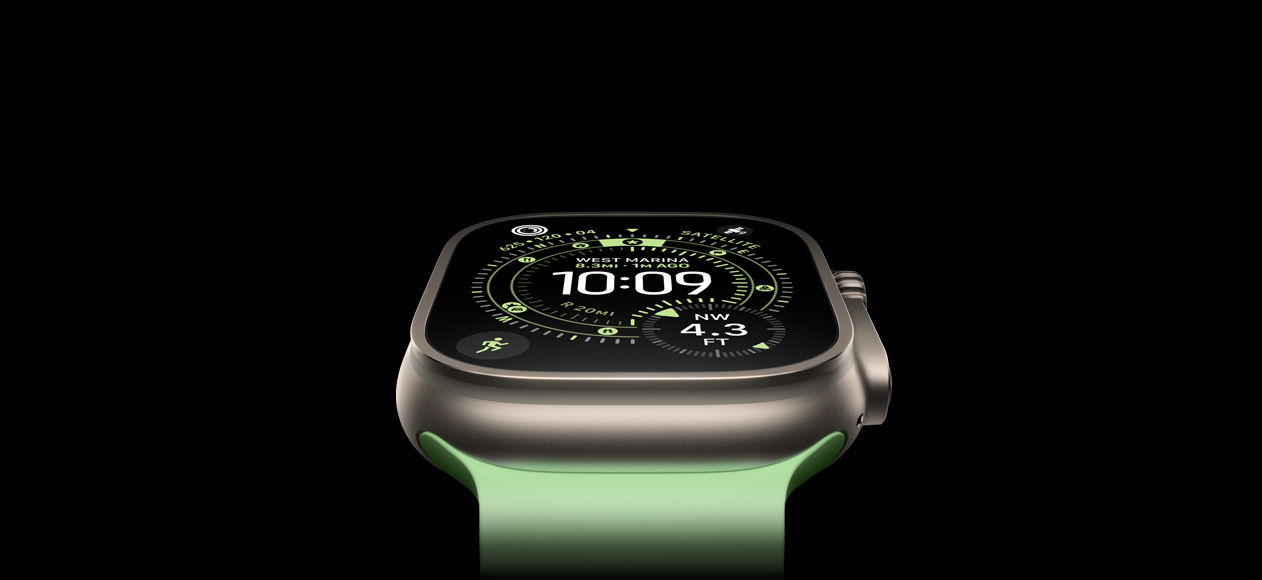 Apple Watch Ultra 3, boîtier en titane naturel, boussole sur le cadran Orientation, Bracelet Océan vert fluo