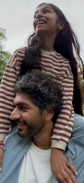 Schermo di iPhone 17 con il video stabilizzato di uomo che tiene sulle spalle una bambina