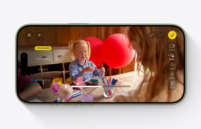 iPhone 17, eksterior depan, video dengan fitur Mixing Audio sedang digunakan, anak sedang bermain di meja dengan balon
