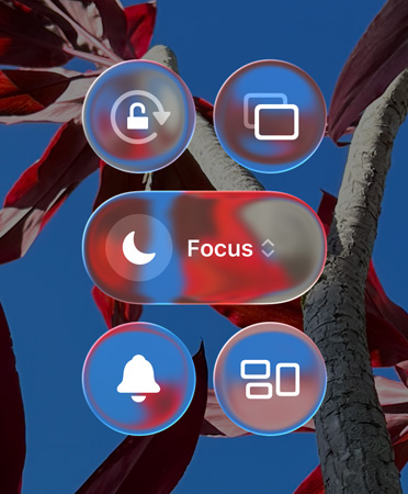 Layar Home iPhone berwarna-warni dengan aplikasi dan widget Liquid Glass yang transparan