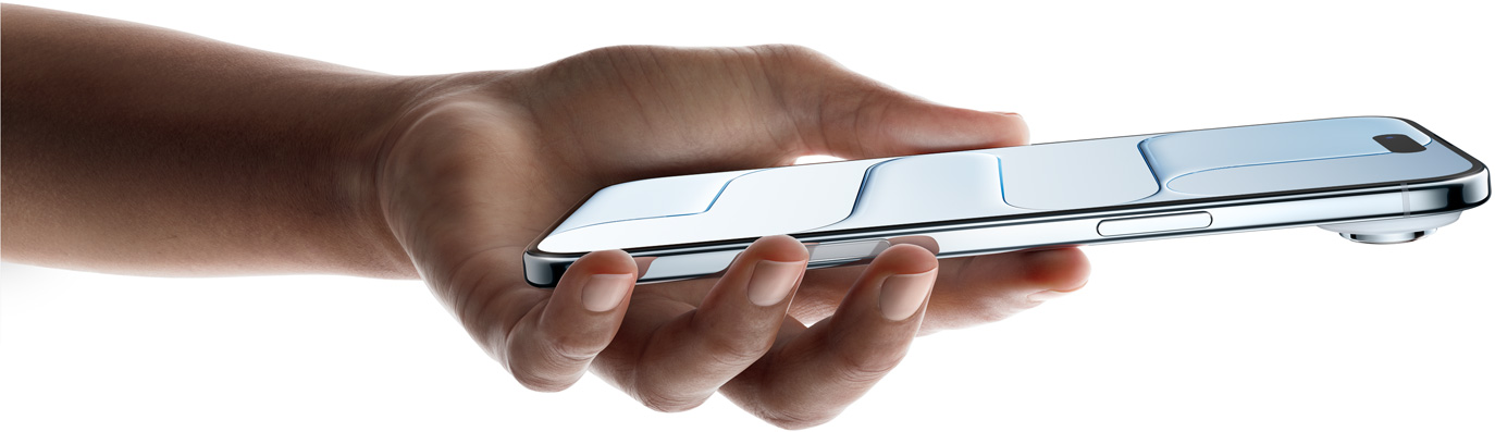 Eine Hand hält ein iPhone Air, Vorderseite, Seite, Farbe Himmelblau, sehr dünnes Profil, Dynamic Island, Tasten: Seitentaste, Kamerasteuerung